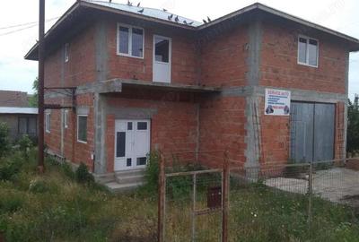 Casă cu 5 camere cu Teren 2500 Mp în Mârzănești