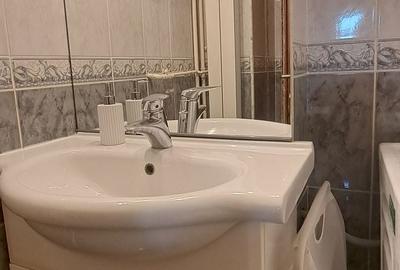 Apartament cu 3 camere decomandat în Tei