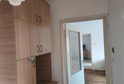 Apartament cu 2 camere semidecomandat în Aradului