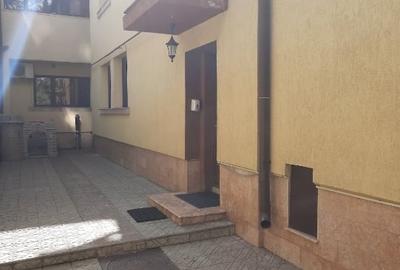 Spațiu comercial, de 220 mp, în P-ța Victoriei
