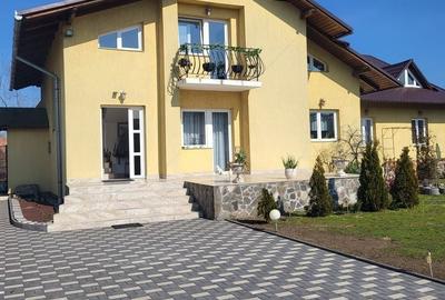 Casă individuală cu 6 camere cu Canalizare în Central