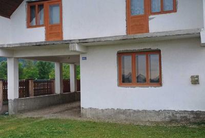Casă cu 4 camere în Central