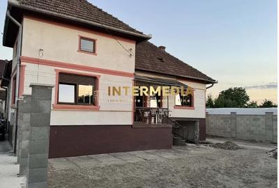 Casă individuală cu 4 camere cu Canalizare în Central - 1
