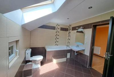Casă cu 5 camere cu Teren 1040 Mp în Unirii