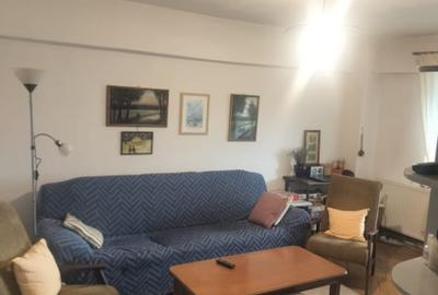 Apartament cu 3 camere decomandat în Sărari