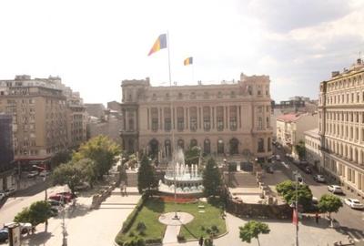 Apartament cu 3 camere semidecomandat, mobilat în Universitate
