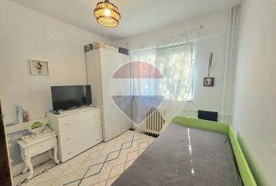 Apartament cu 3 camere semidecomandat, mobilat în Rogerius