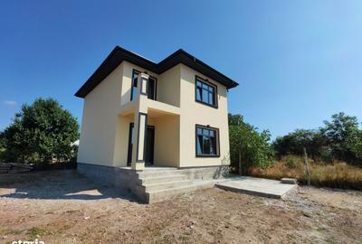 Casă cu 4 camere în Lumina