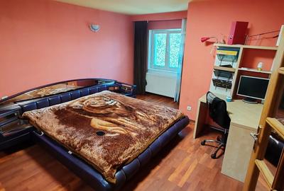 Apartament cu 3 camere decomandat în 1 Decembrie