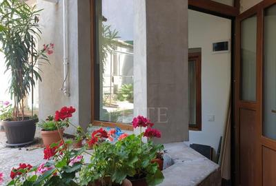 Apartament cu 2 camere semidecomandat, mobilat în Central