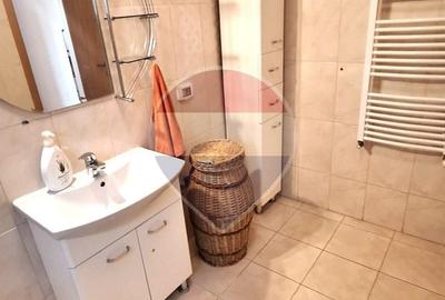 Casă cu 5 camere cu Teren 300 Mp în Apărătorii Patriei