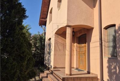 Casă cu 4 camere decomandat în Central