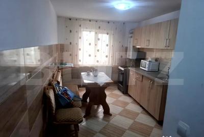 Apartament cu 3 camere decomandat în Micro 6