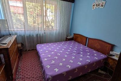 Apartament cu 3 camere semidecomandat în Calea București