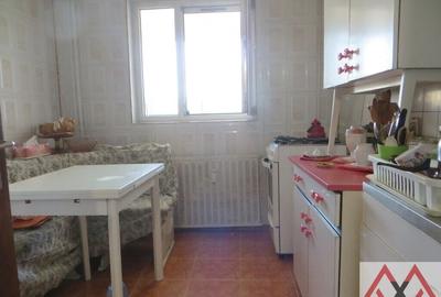 Apartament cu 3 camere decomandat în Dristor