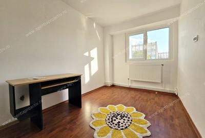 Apartament cu 4 camere decomandat în Port
