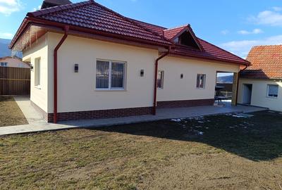 Casă cu 3 camere cu Garaj în Vețel