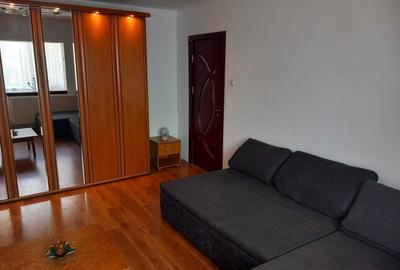 Apartament cu 2 camere semidecomandat în Craiovița Nouă
