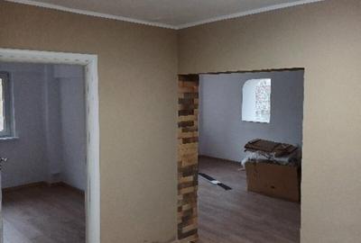 Apartament cu 4 camere decomandat în Primăverii