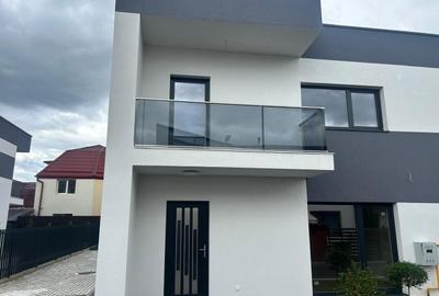 Duplex cu 5 camere cu Canalizare în Florești