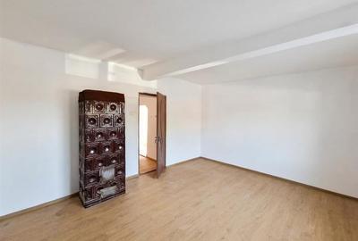 Casă cu 3 camere cu Teren 933 Mp în Sălard