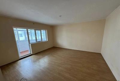 Apartament cu 3 camere decomandat în Exterior Vest