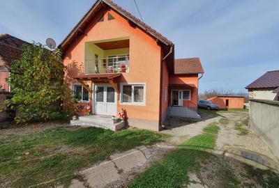 Casă individuală cu 4 camere cu Garaj în Teliu - 1