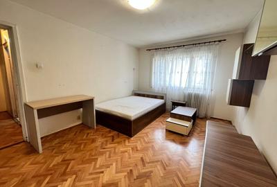 Apartament cu 3 camere decomandat, mobilat în Între Lacuri
