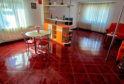 Apartament cu 4 camere decomandat, mobilat în Micro 3