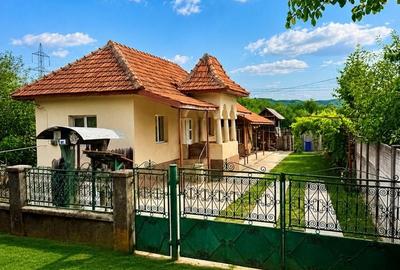 Casă cu 4 camere în Petrești