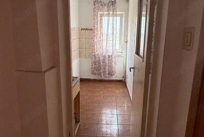 Apartament cu 3 camere semidecomandat în Cet