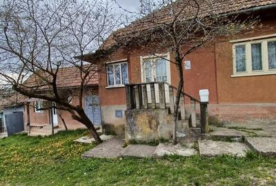Casă cu 4 camere în Almașu