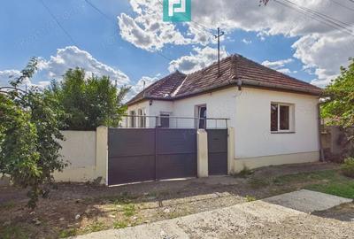 Casă cu 2 camere cu Teren 1000 Mp în Păuliș