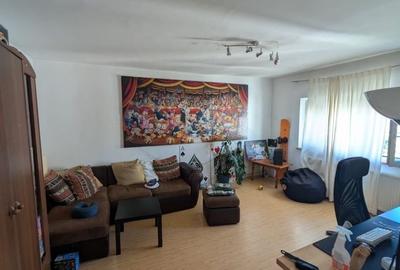 Apartament cu 3 camere decomandat, mobilat în Drumul Sării