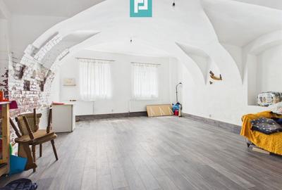 Casă cu 5 camere cu Teren 484 Mp în Central - 1