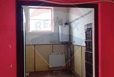 Spațiu comercial, de 303 mp, în Central - 4