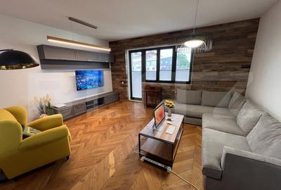 Apartament cu 4 camere semidecomandat, mobilat în Central