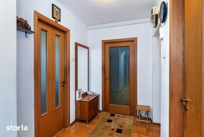 Apartament cu 3 camere decomandat, mobilat în Calea București