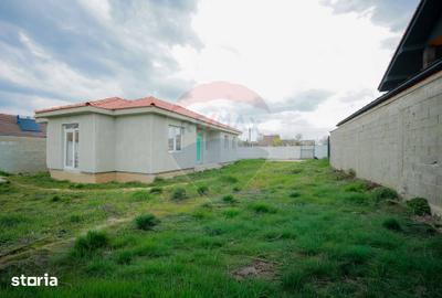 Casă cu 3 camere cu Teren 455 Mp în Sânmartin