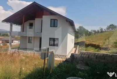 Casă cu 4 camere cu Teren 1400 Mp în Vințu de Jos