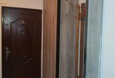 Apartament cu 3 camere decomandat în Exterior Vest