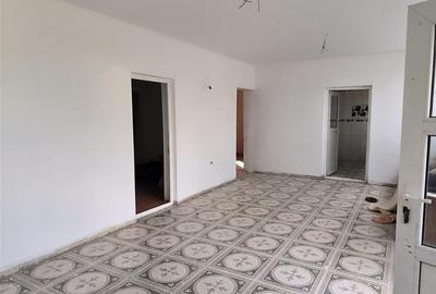 Casă cu 4 camere cu Canalizare în Central