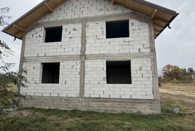 Casă cu 4 camere în Suseni