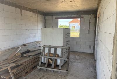 Casă cu 4 camere cu Teren 400 Mp în Luncanii de Jos