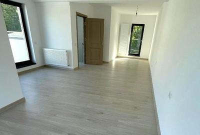 Casă individuală cu 6 camere cu Teren 150 Mp în Tei