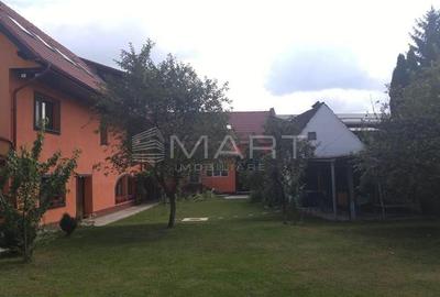 Casă cu 9 camere cu Canalizare în Cristian - 1