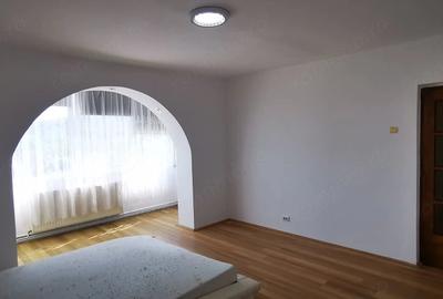 Apartament cu 4 camere decomandat în Triaj