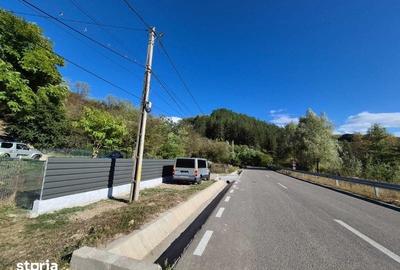 Casă cu 4 camere cu Teren 8000 Mp în Central
