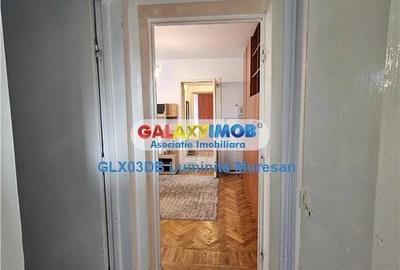 Apartament cu 3 camere semidecomandat în Micro 9