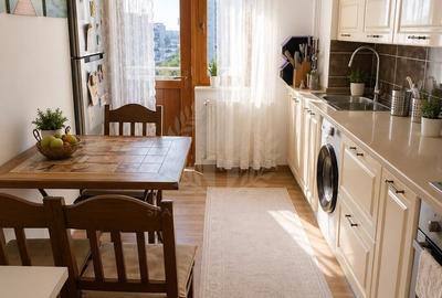 Apartament cu 3 camere decomandat, mobilat în Republicii